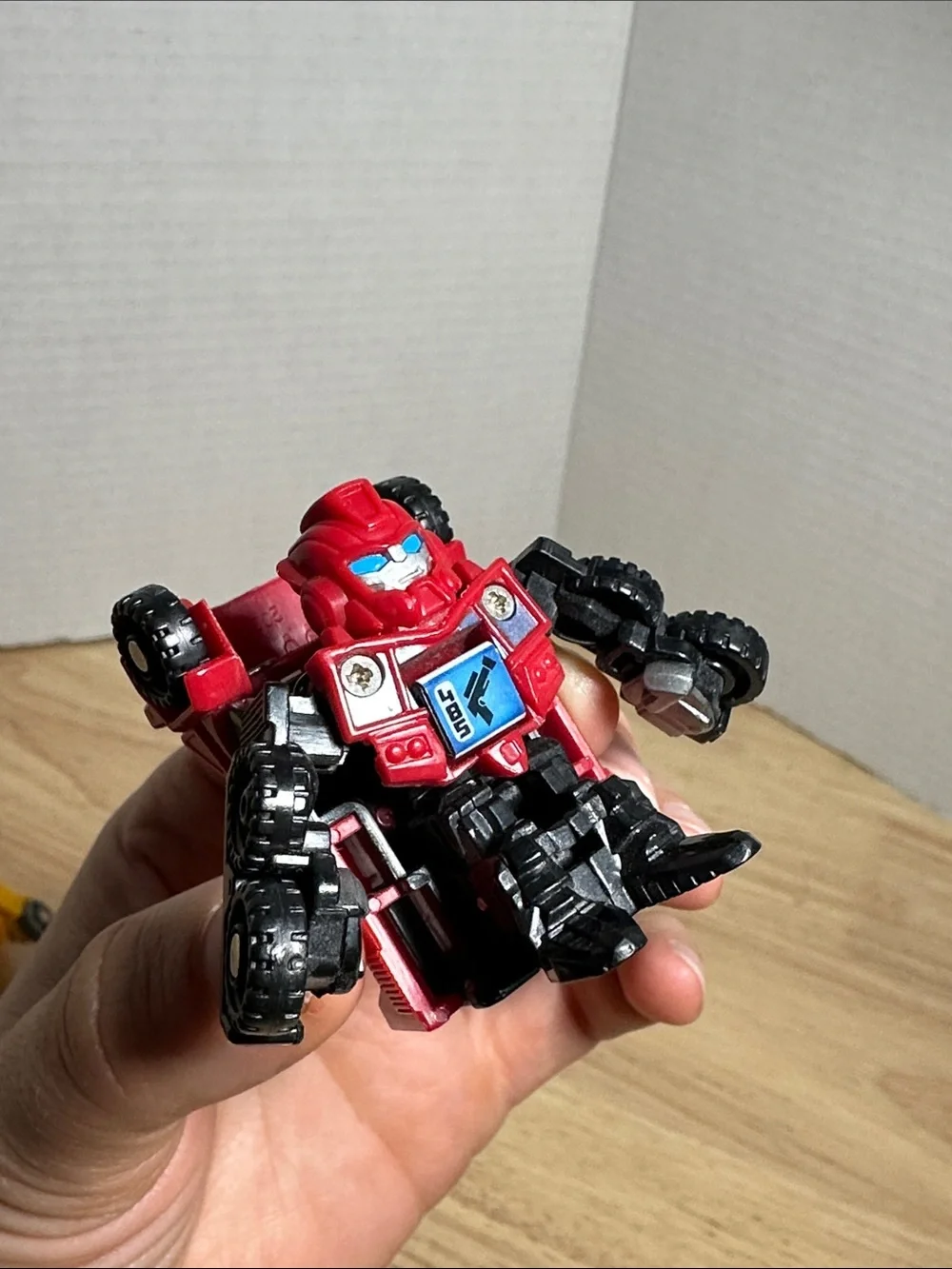 2011 Bot Shots Autobots Bumblebee π and Sentinal Prime - Picture 4 of 9